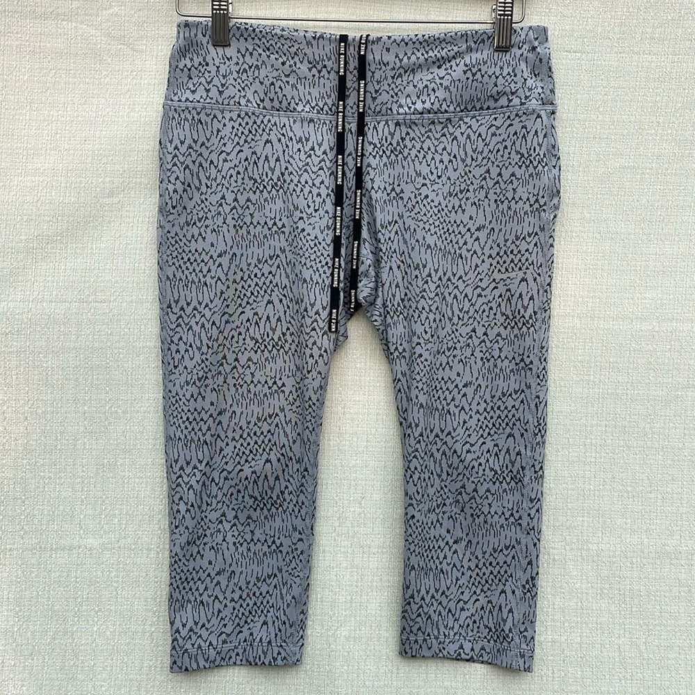 Nike Women Epic Run Tight Fit  Dri-Fit Capri crop pant 904916-012 Size Medium
